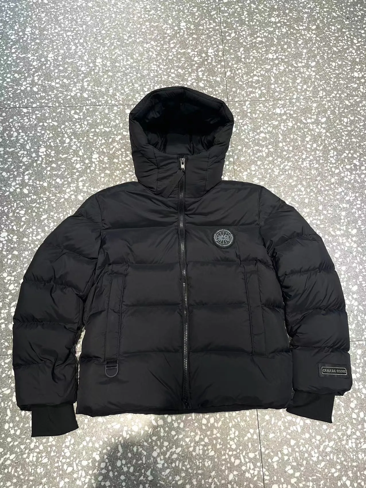 P940 2️⃣0️⃣2️⃣4️⃣The latest Canada goose black label down jacket. The goose black label down jacket is a must-have in the outerwear industry! The latest designer styles! The goose down jacket has always been a popular element of fashion and is loved by experts from all walks of life! Fashionable hooded cut, high-end customer-supplied fine goose down, high resilience, smooth zipper, strong and firm. Pockets on both sides can store small items, free your hands, and you can go out without worries. It can also meet the need of putting your hands in your pockets👏👏Produced by Big Goose, it can be used as a group uniform by many celebrities. This down jacket uses a double-layer anti-down lining design, which has strong windproof performance and will be very warm in winter! New standard 90% goose down filling, high fluffiness, windproof hooded design. When walking outdoors, pull the collar to the highest position, put your hands in the pockets and it will be very warm. It can be easily controlled by all body types! The interior is equipped with an elastic snow skirt design for better wrapping. The simple and neat style design highlights the masculine temperament. The impeccable style is classic and never goes out of style. It is warm and practical, and it is versatile! You can enter with your eyes closed!  Size: XS-XXL Color: black gray